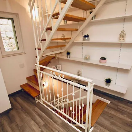 Dalmatian White Shell Kaštela